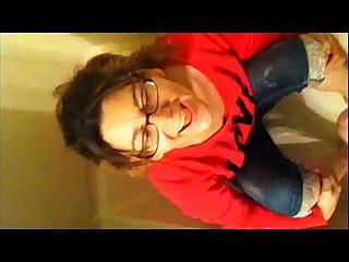 Hot amatuer takes a piss shower