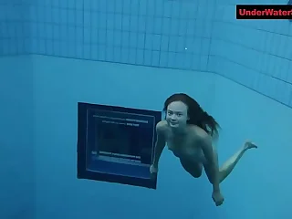 Bouncing booty in a  underwater show