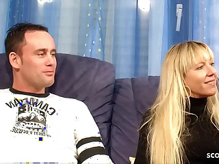 REIFE DEUTSCHE FRAU ZEIGT JUNGEN PAAR WIE SIE MIT SEINEM DICKEN SCHWANZ FICKT