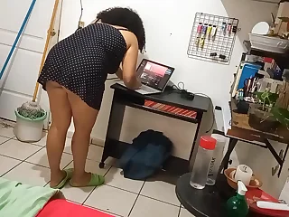 Milf madurita haciendo limpieza en su cuarto 3